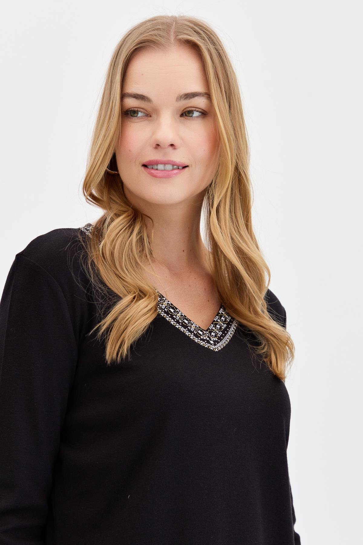 KMY24011Kadın V Yaka Yakası Nakışlı Pamuklu Bluz Siyah