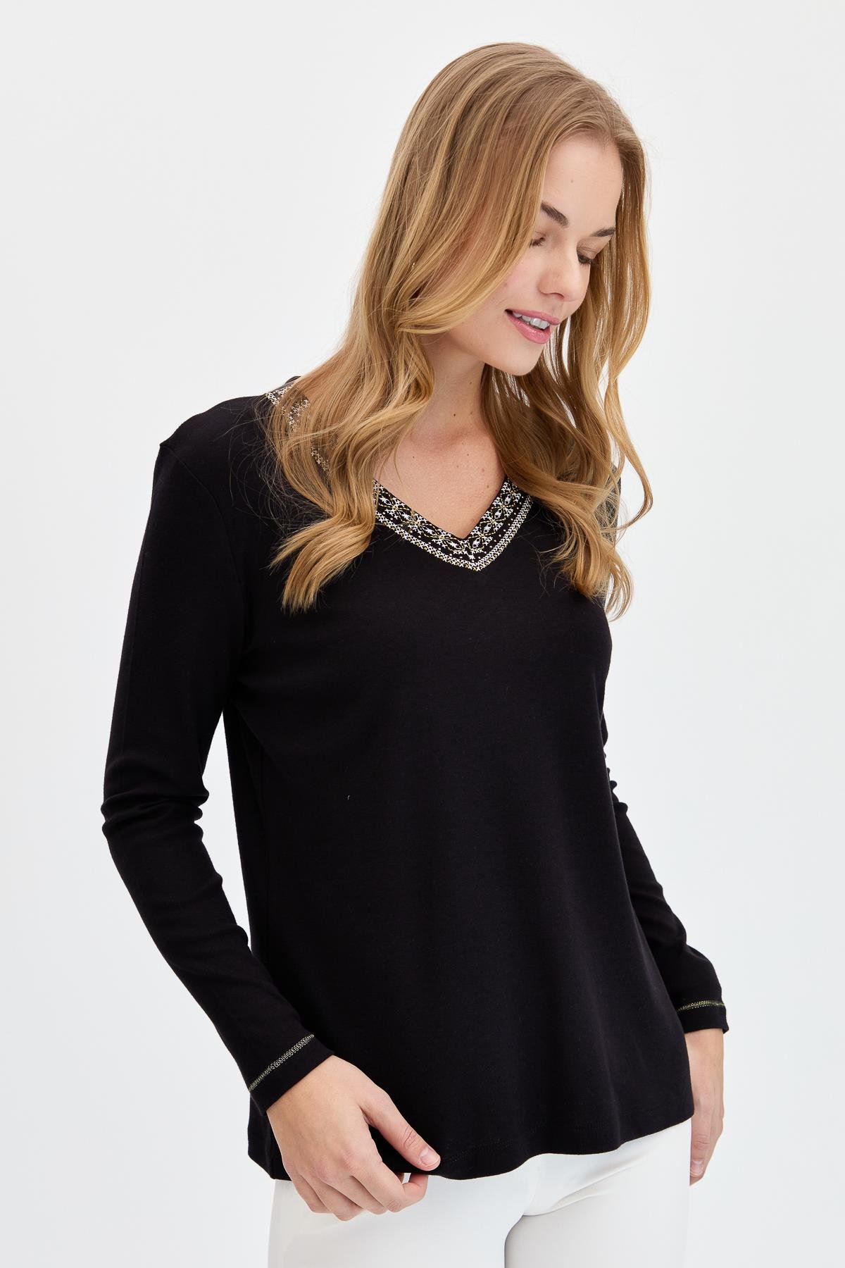 KMY24011Kadın V Yaka Yakası Nakışlı Pamuklu Bluz Siyah