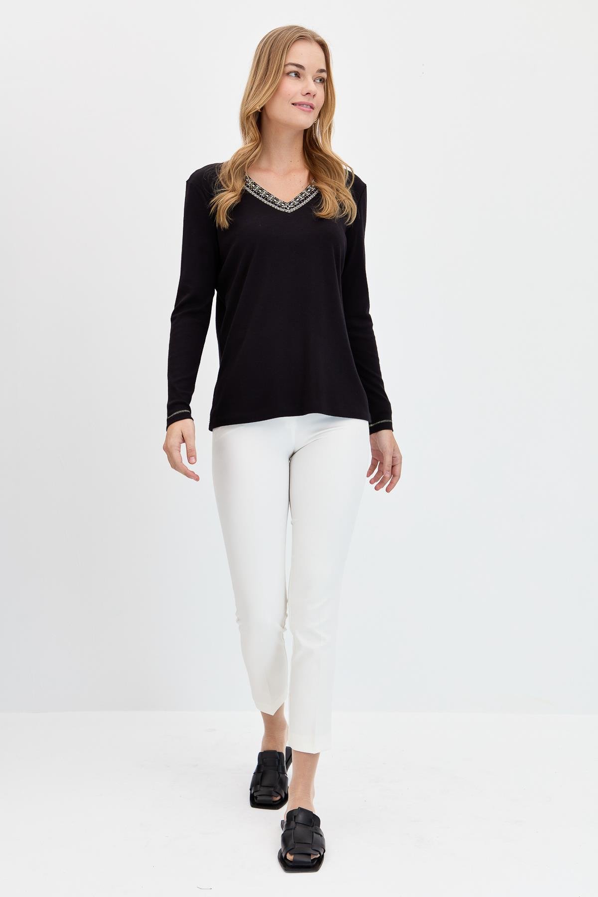 KMY24011Kadın V Yaka Yakası Nakışlı Pamuklu Bluz Siyah