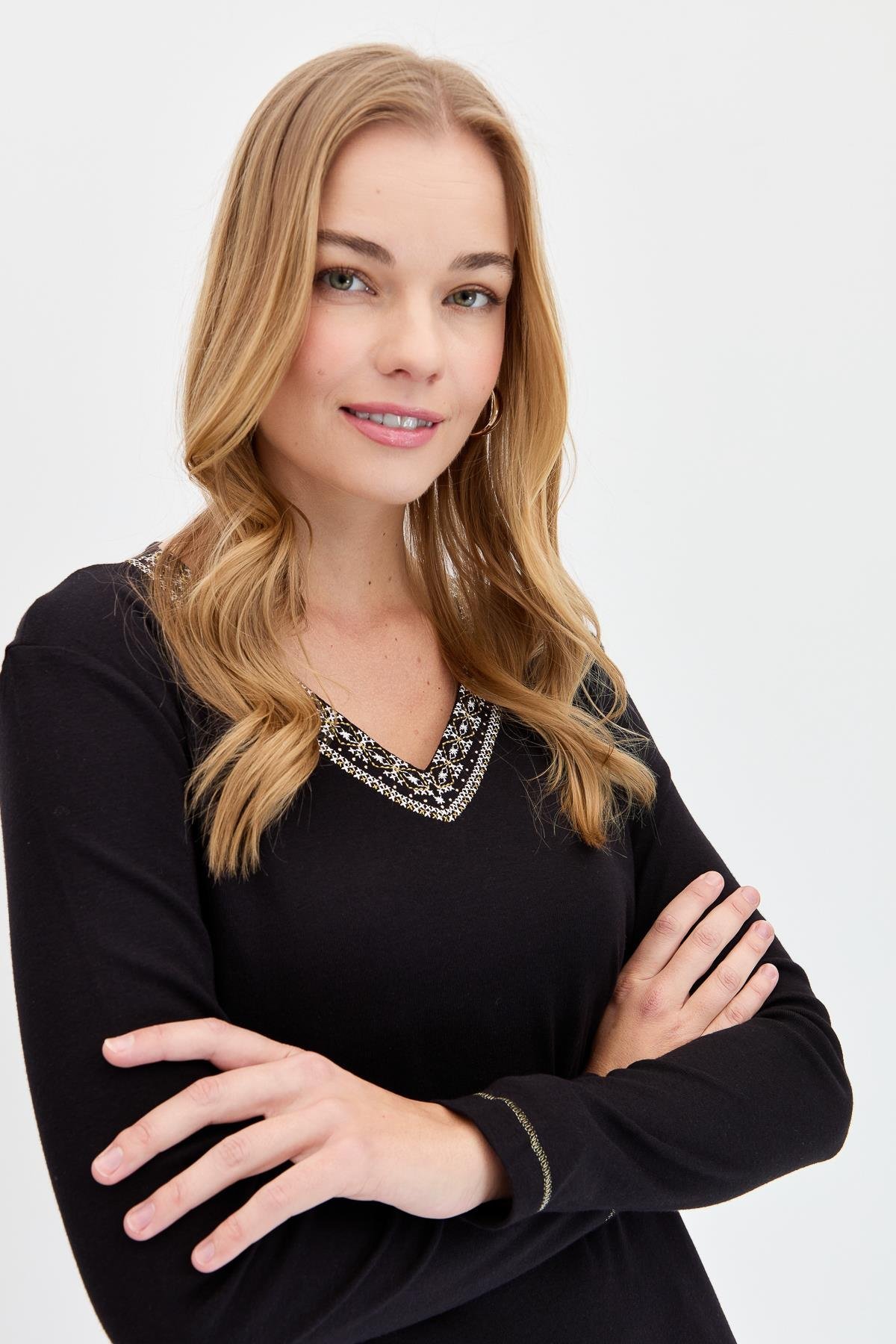 KMY24011Kadın V Yaka Yakası Nakışlı Pamuklu Bluz Siyah