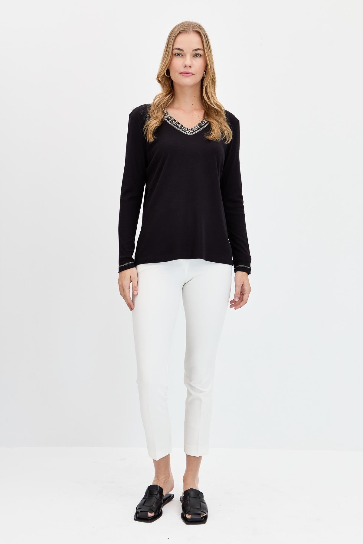 KMY24011Kadın V Yaka Yakası Nakışlı Pamuklu Bluz Siyah