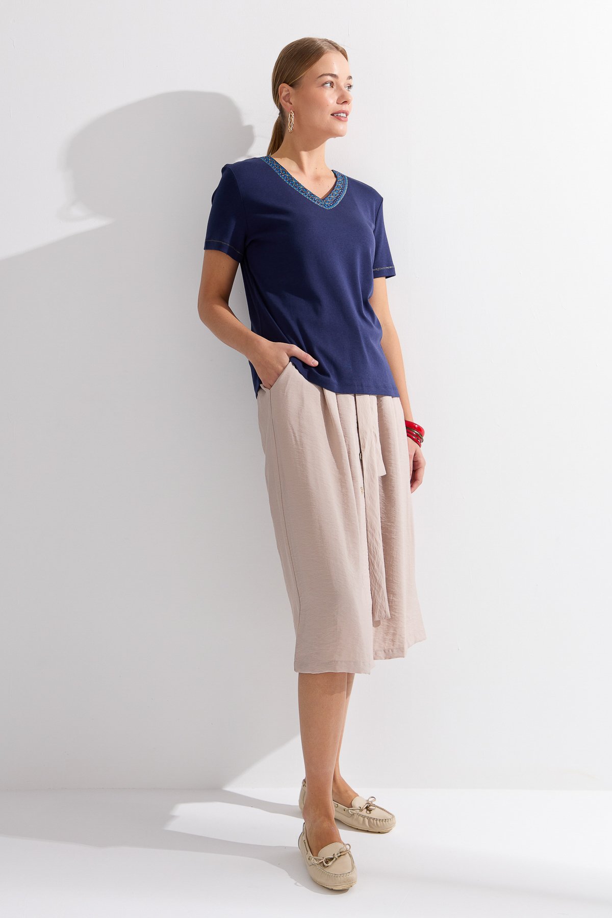 KMY24006Kadın V Yaka Yakası Nakışlı Pamuklu Tshirt Lacivert