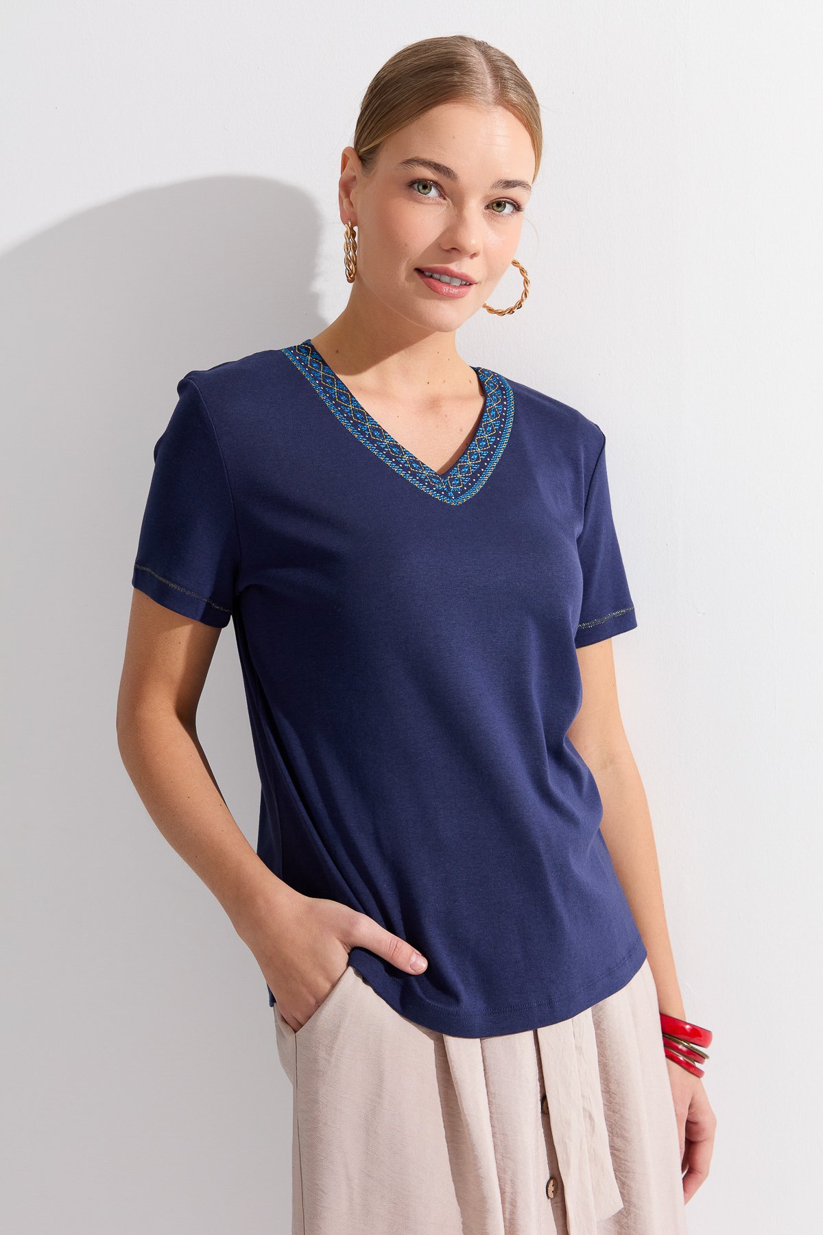 KMY24006Kadın V Yaka Yakası Nakışlı Pamuklu Tshirt Lacivert