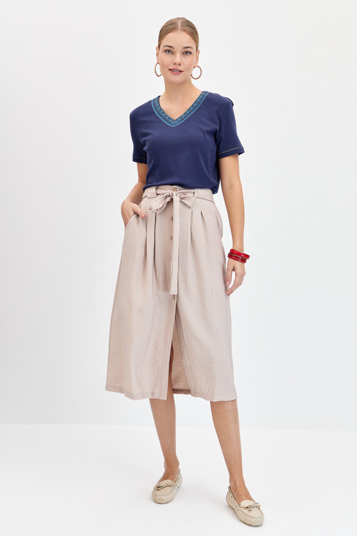 KMY24006Kadın V Yaka Yakası Nakışlı Pamuklu Tshirt Lacivert