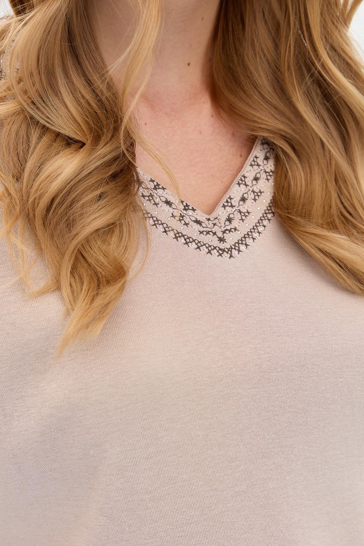 KMY24006Kadın V Yaka Yakası Nakışlı Pamuklu Tshirt Vizon