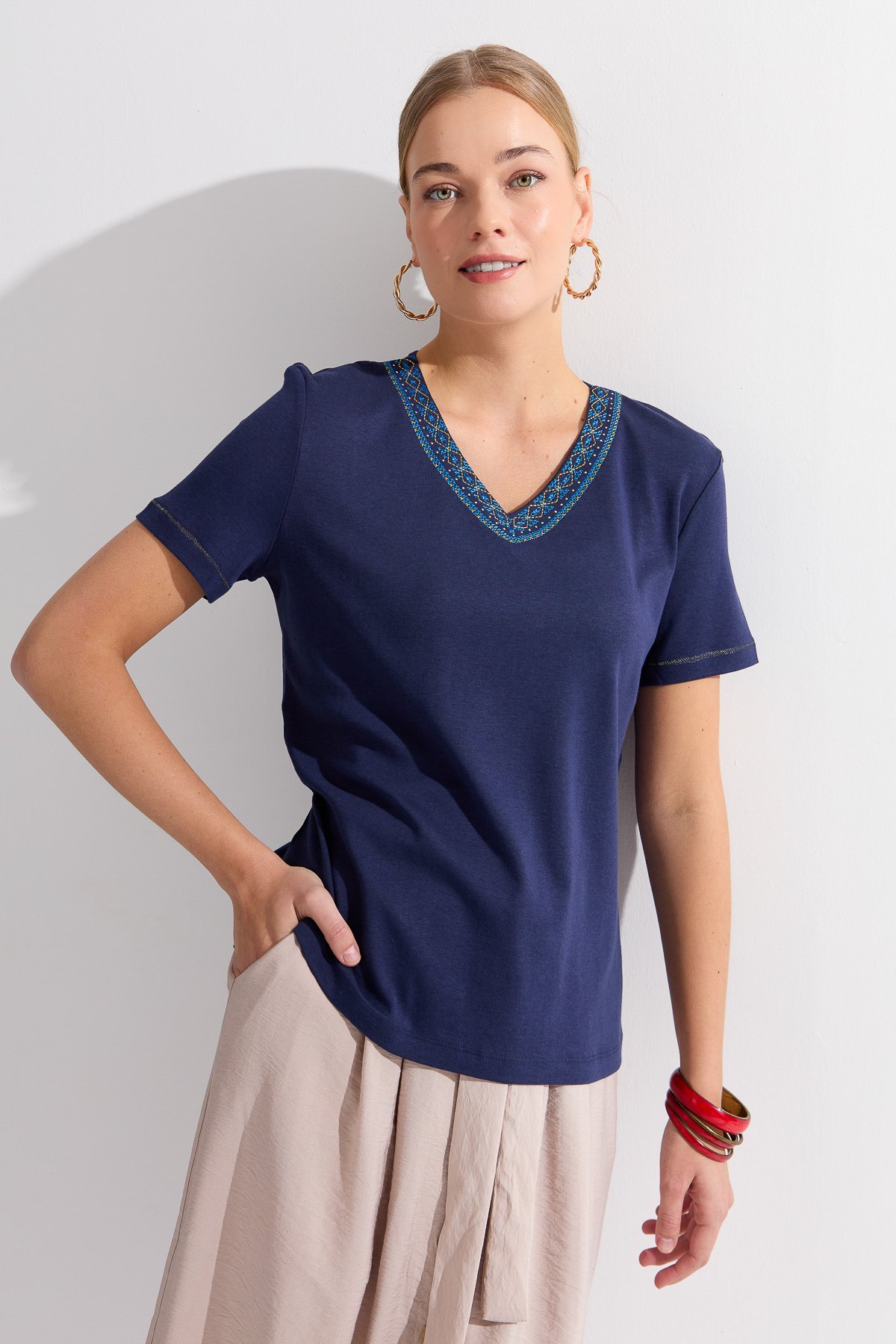 KMY24006Kadın V Yaka Yakası Nakışlı Pamuklu Tshirt Lacivert