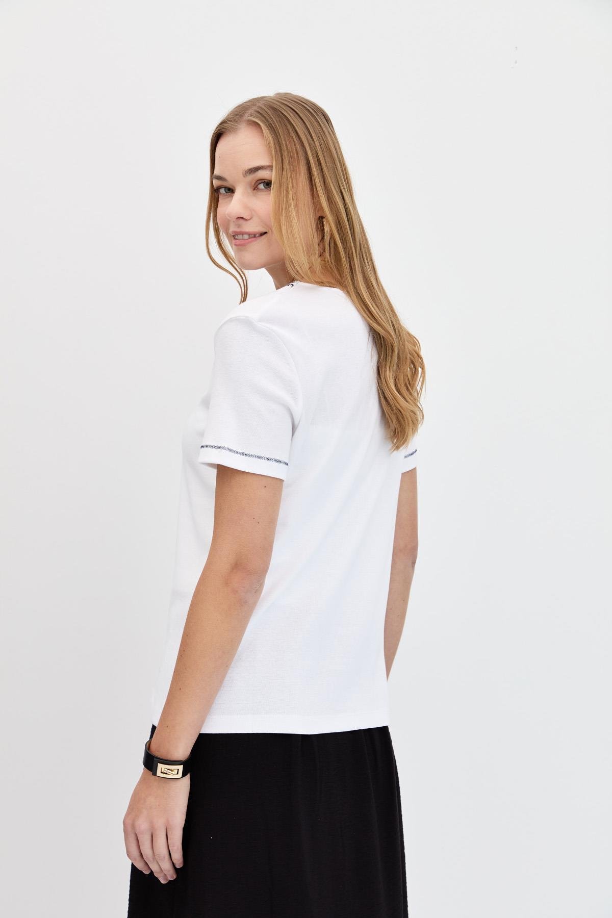 KMY24006Kadın V Yaka Yakası Nakışlı Pamuklu Tshirt Beyaz