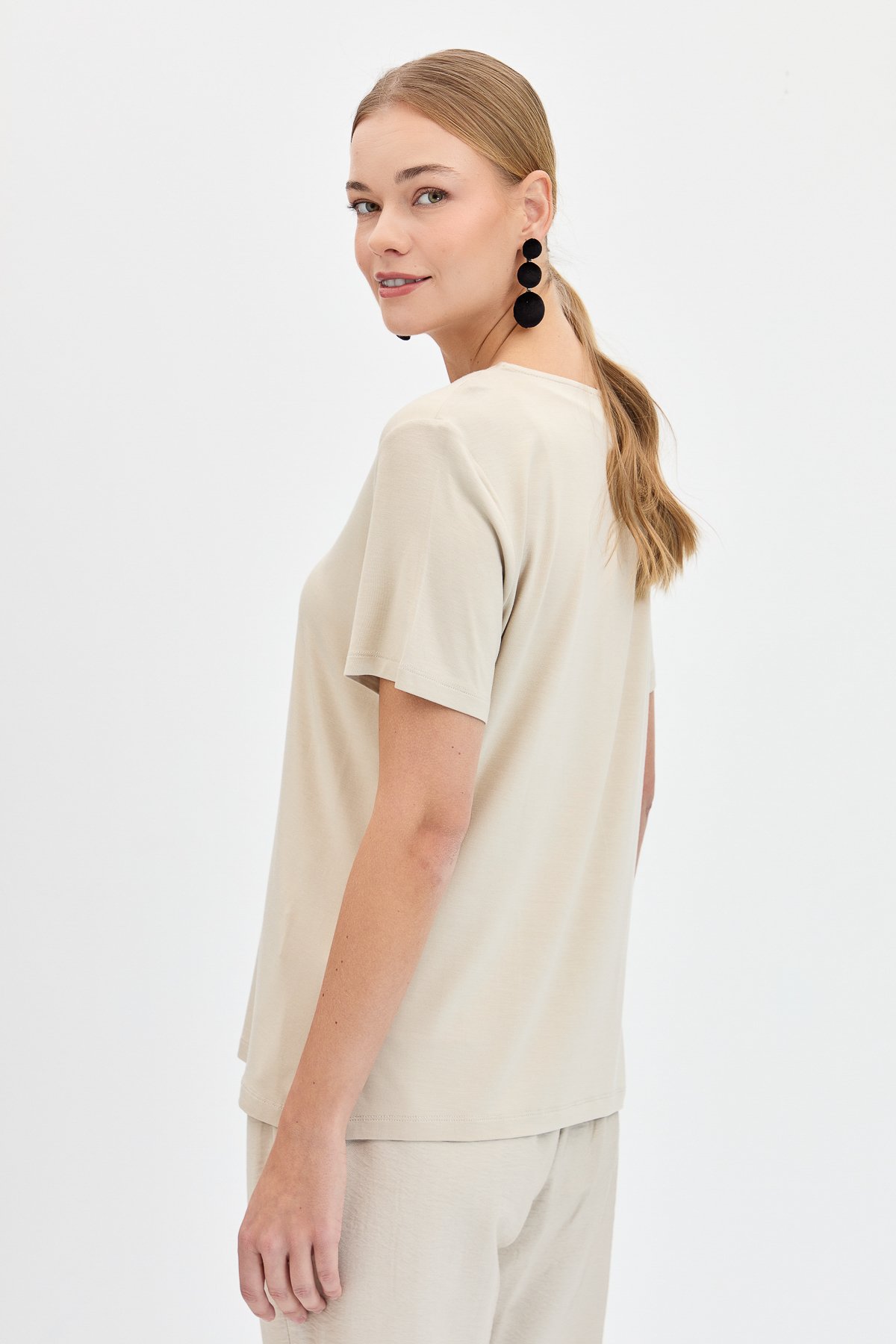 KMY24039Kadın V Yaka Yakası Simli Tshirt Vizon