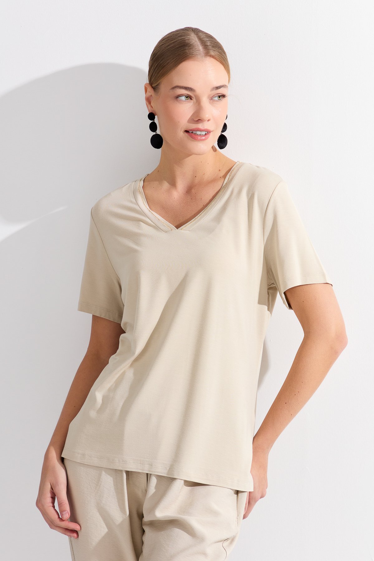 KMY24039Kadın V Yaka Yakası Simli Tshirt Vizon