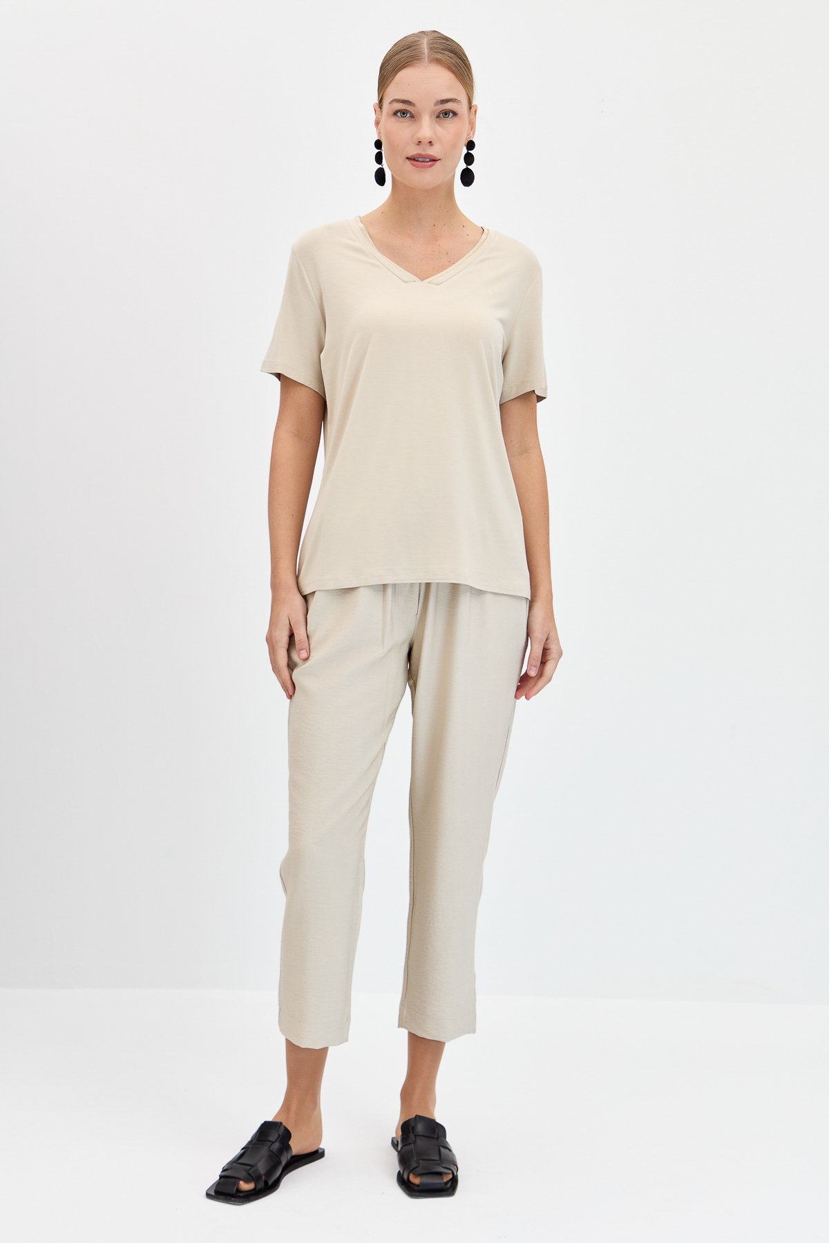 KMY24039Kadın V Yaka Yakası Simli Tshirt Vizon