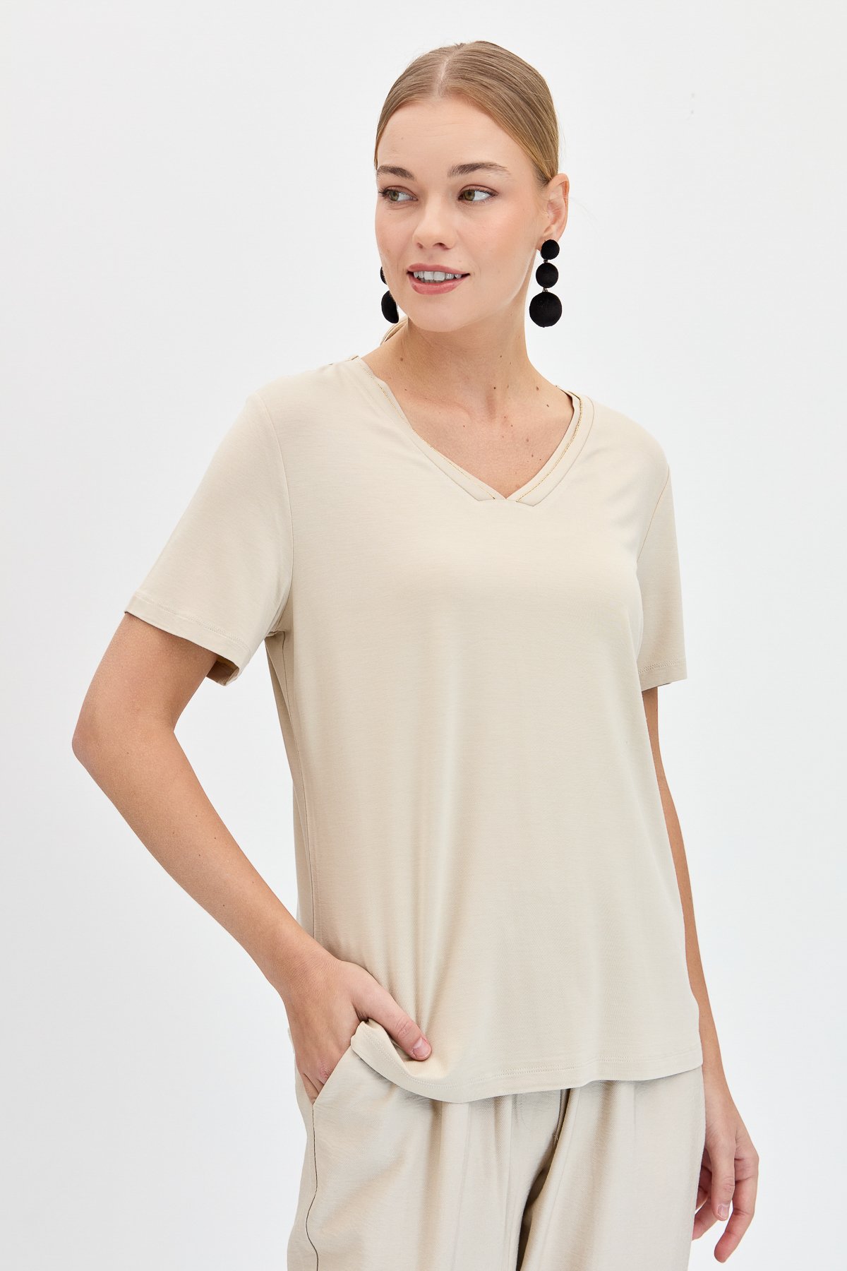 KMY24039Kadın V Yaka Yakası Simli Tshirt Vizon