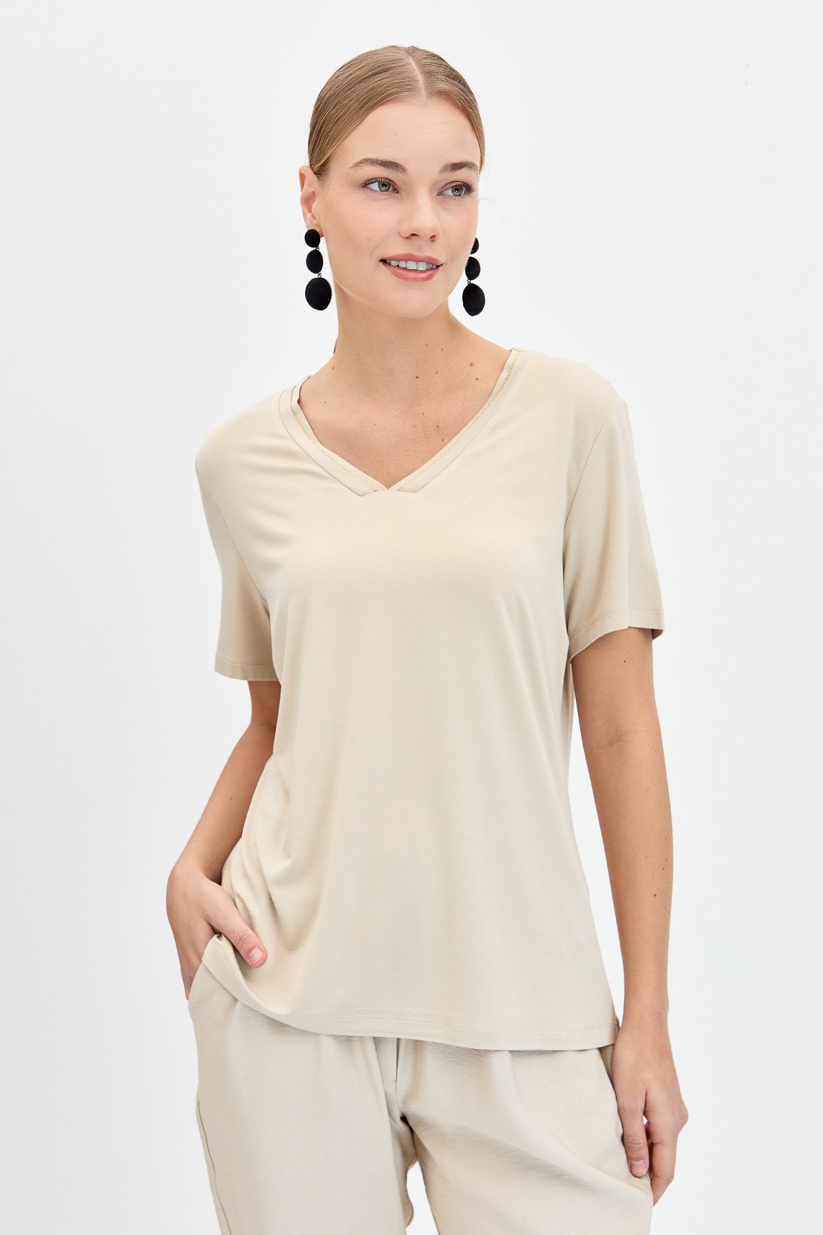 KMY24039Kadın V Yaka Yakası Simli Tshirt Vizon