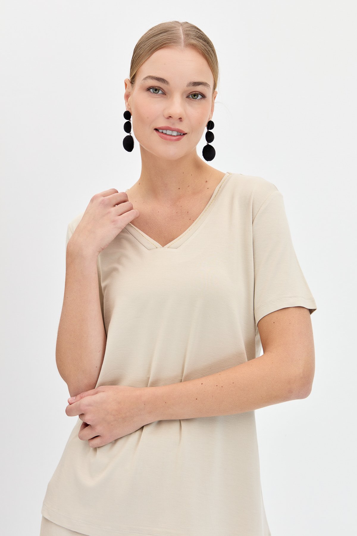 KMY24039Kadın V Yaka Yakası Simli Tshirt Vizon