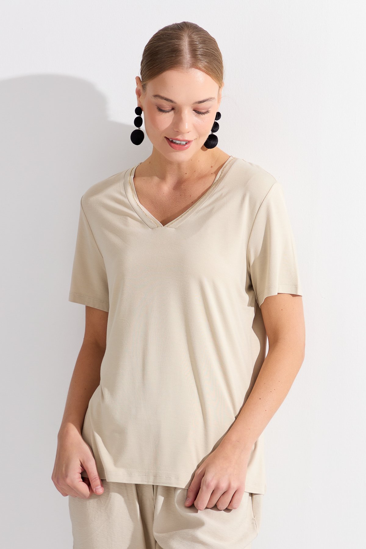 KMY24039Kadın V Yaka Yakası Simli Tshirt Vizon