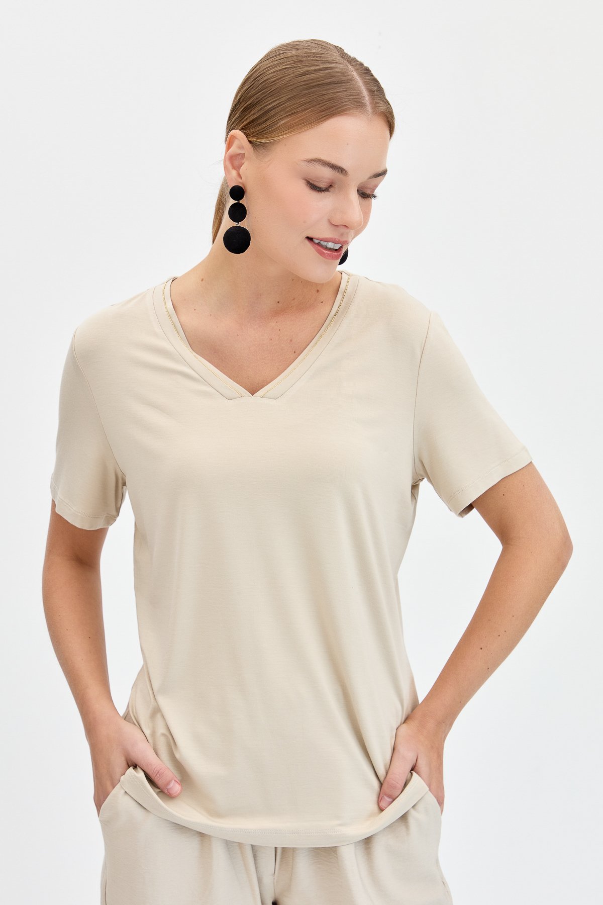 KMY24039Kadın V Yaka Yakası Simli Tshirt Vizon