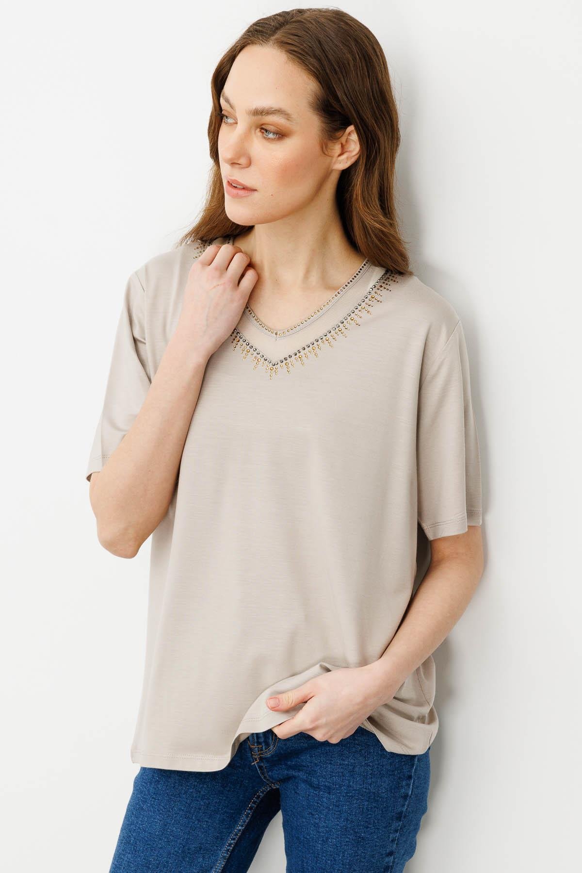 25751Kadın V Yaka Yakası Taşlı Penye T-shirt Bej