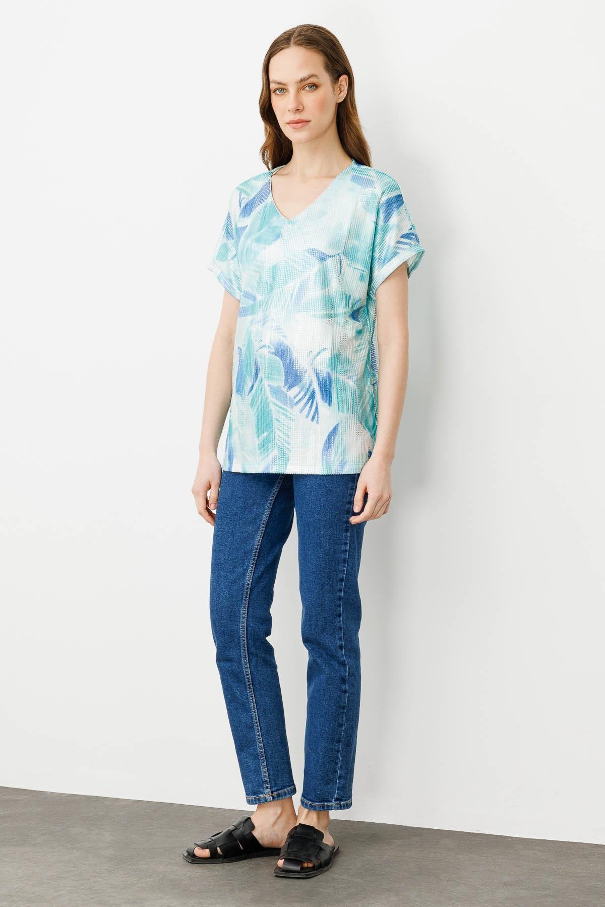 25873Kadın V Yaka Yaprak Desenli Penye T-shirt A.Yeşil