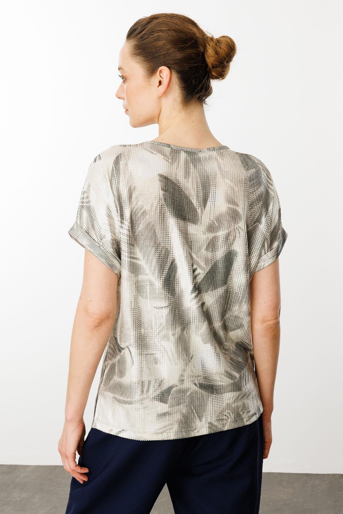 25873Kadın V Yaka Yaprak Desenli Penye T-shirt Haki