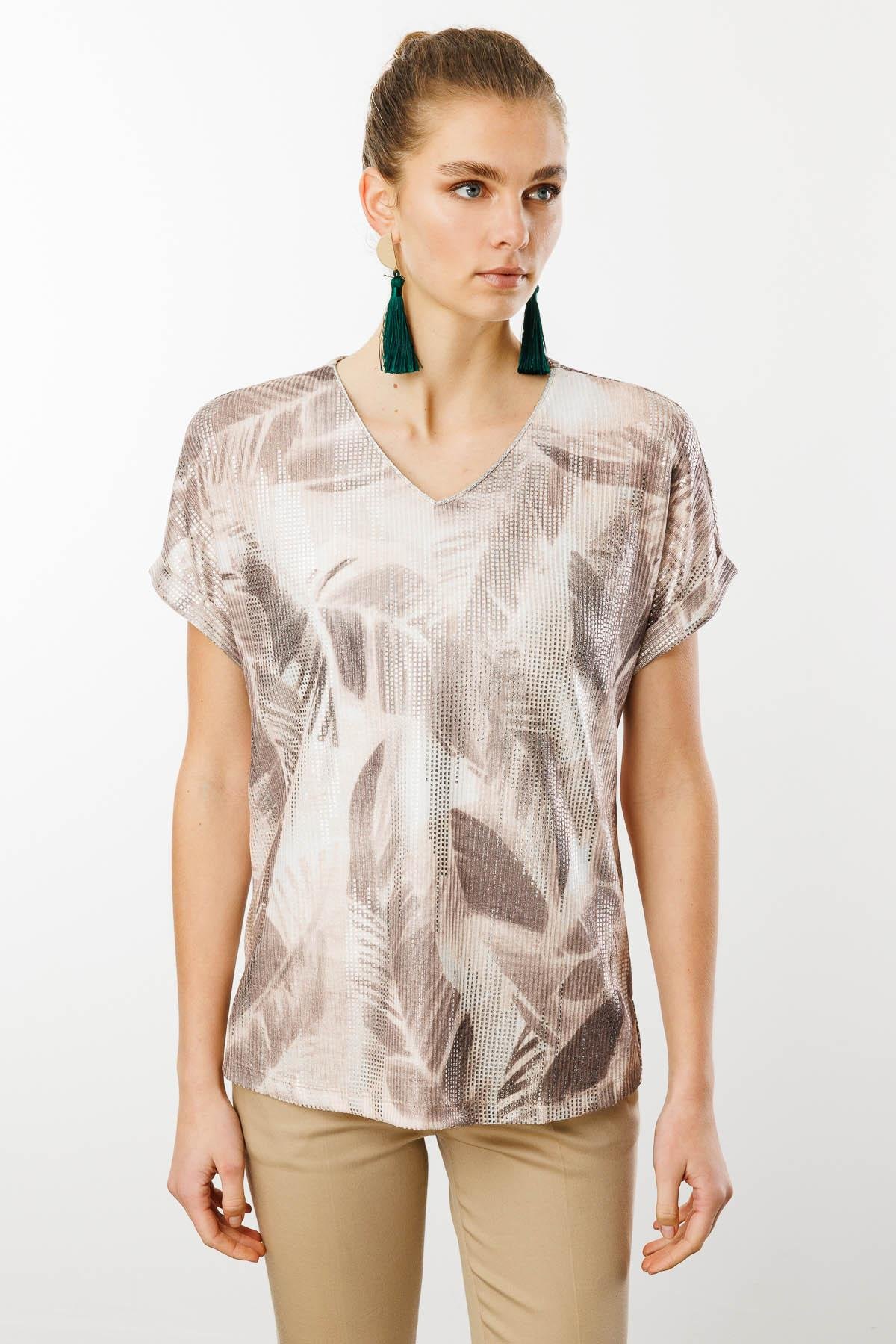 25873Kadın V Yaka Yaprak Desenli Penye T-shirt Vizon