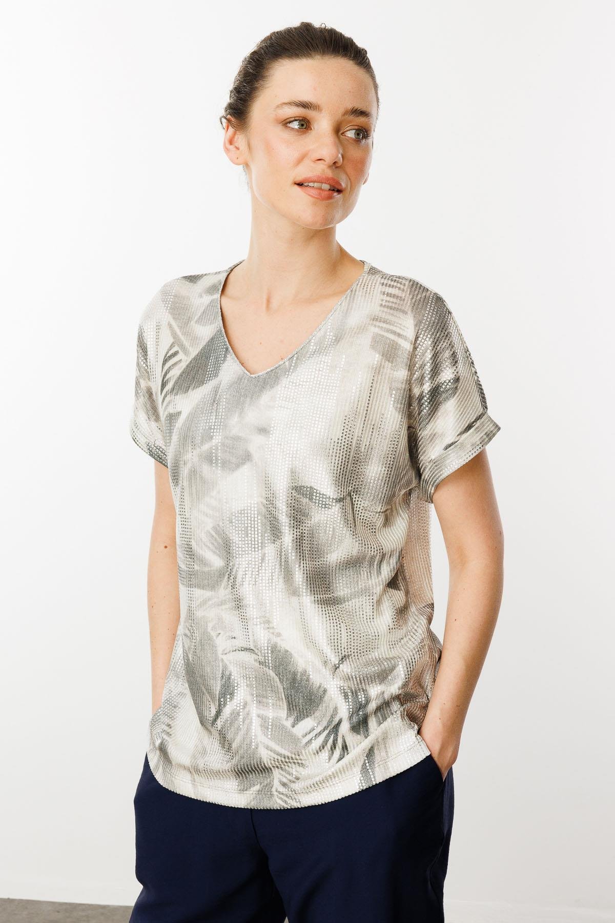 25873Kadın V Yaka Yaprak Desenli Penye T-shirt Haki