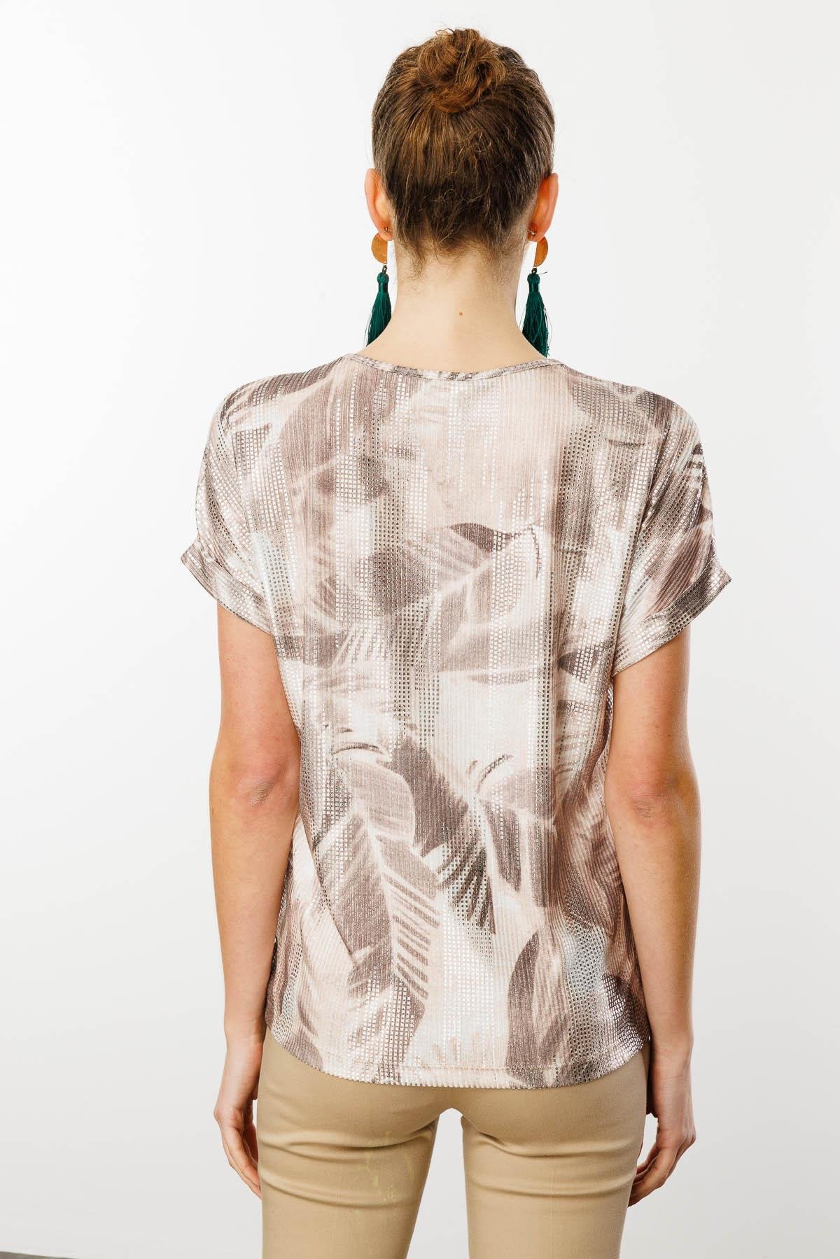 25873Kadın V Yaka Yaprak Desenli Penye T-shirt Vizon