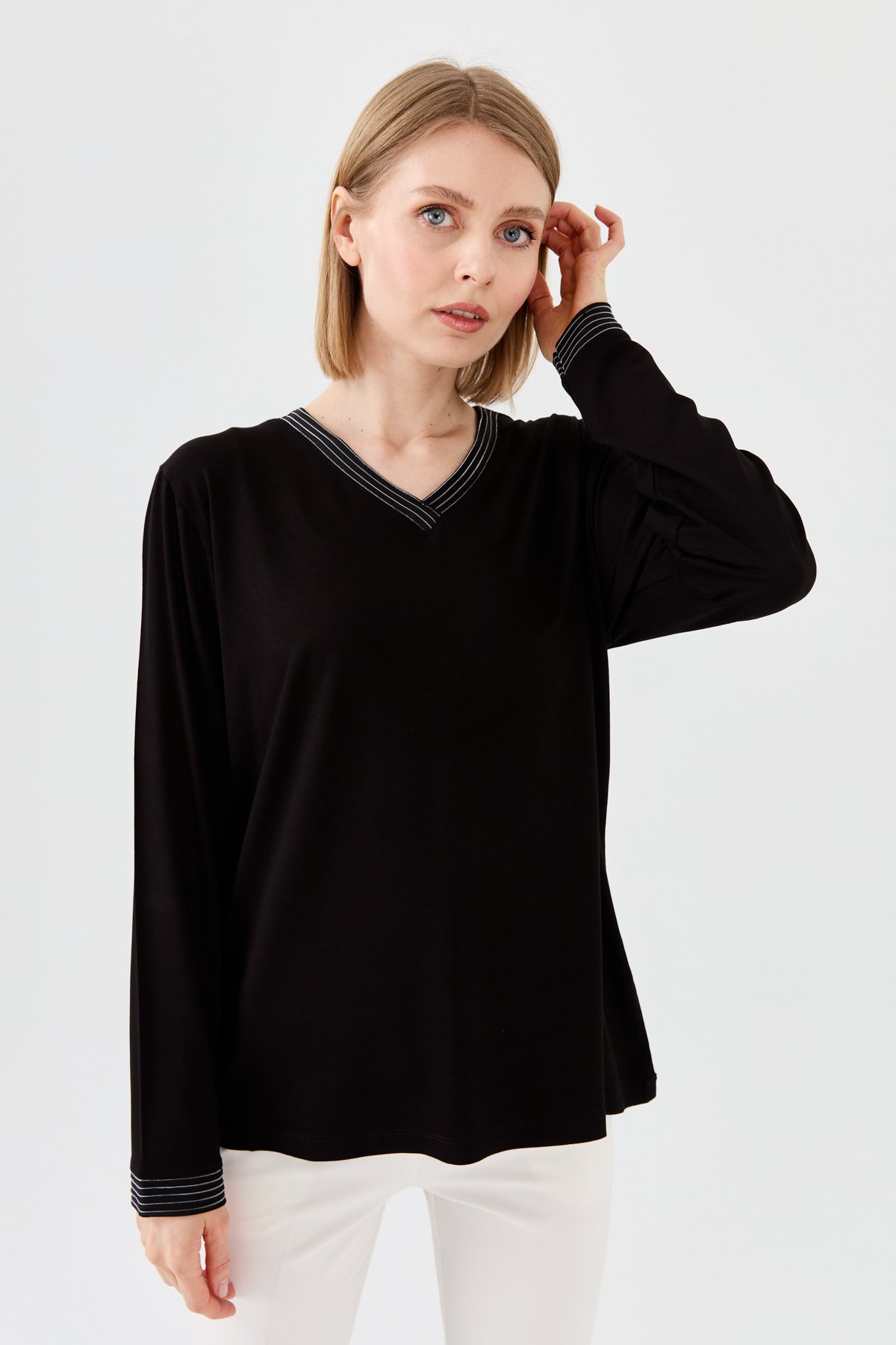 23767Kadın V Yaka Zincir Bantlı Penye Bluz Siyah