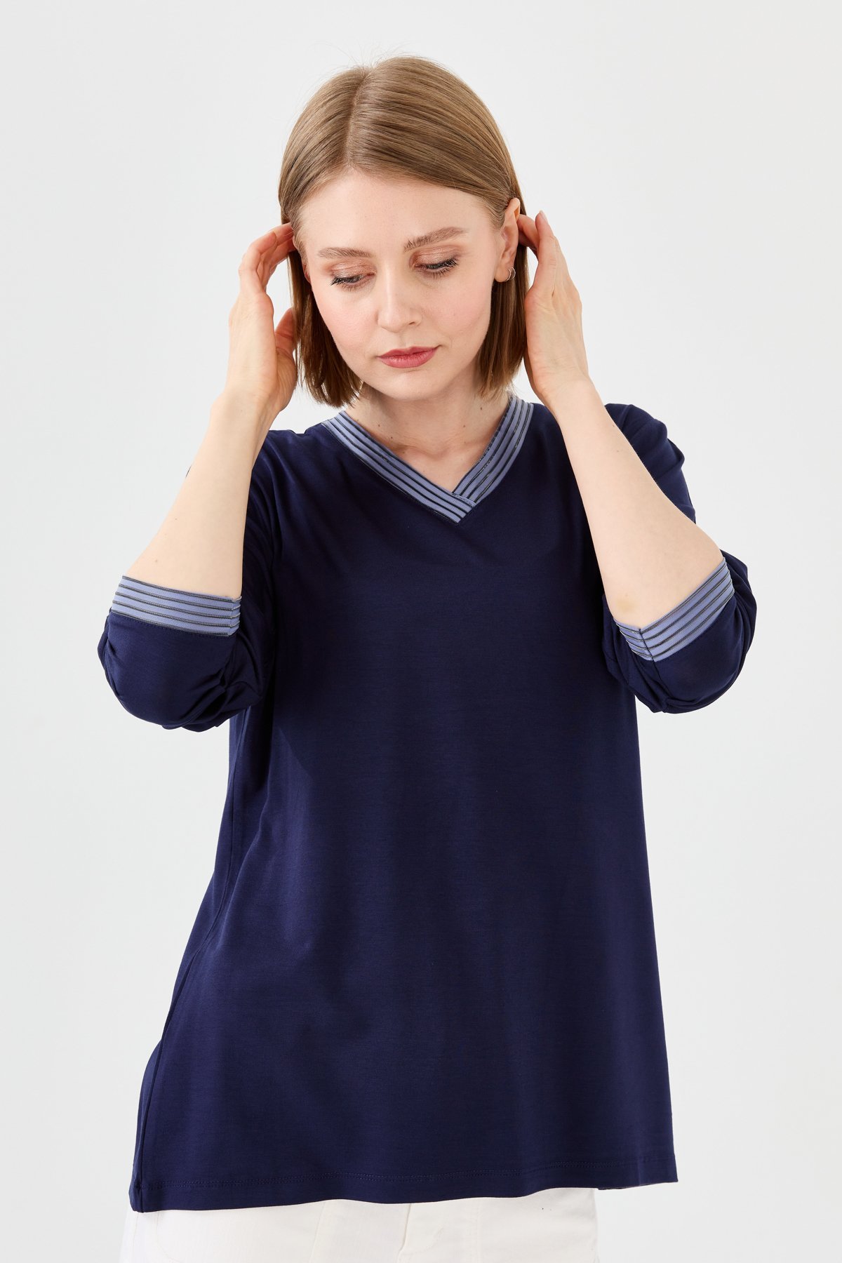 23767Kadın V Yaka Zincir Bantlı Penye Bluz Lacivert