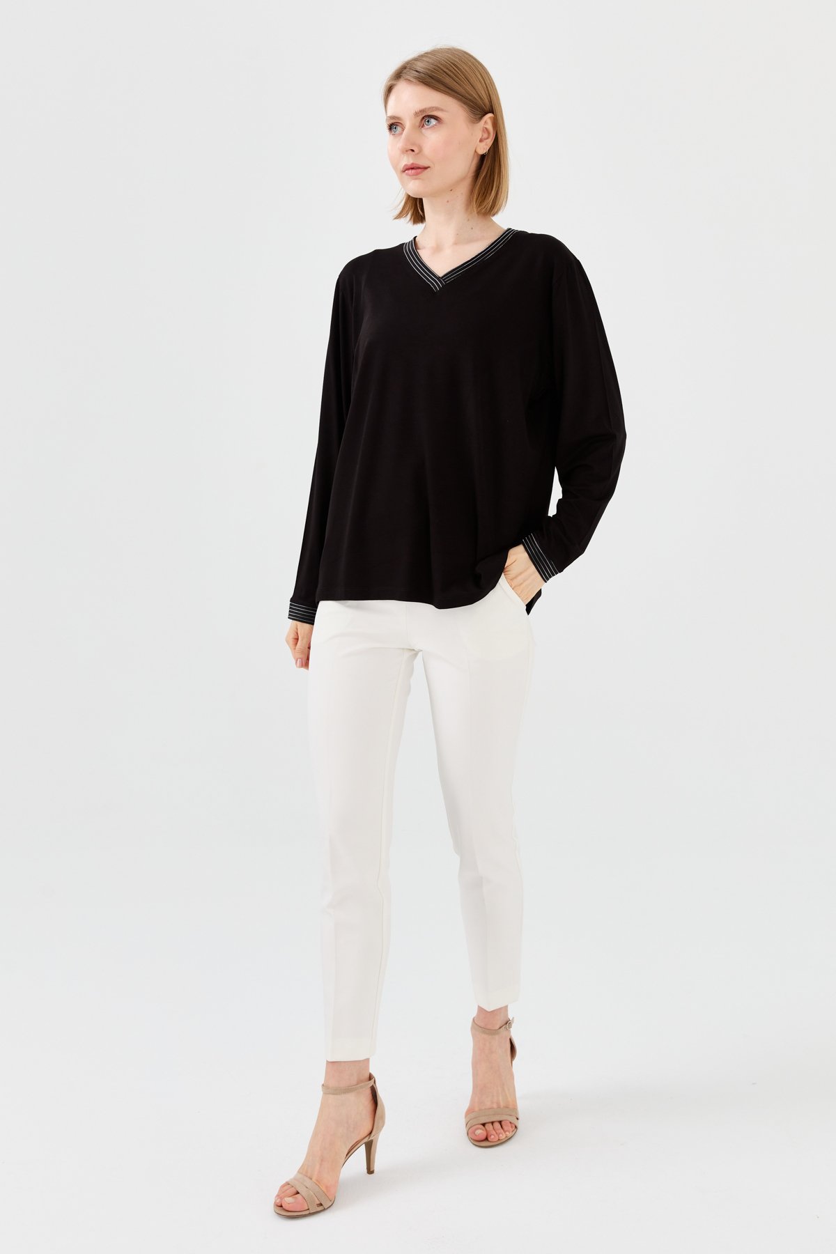 23767Kadın V Yaka Zincir Bantlı Penye Bluz Siyah