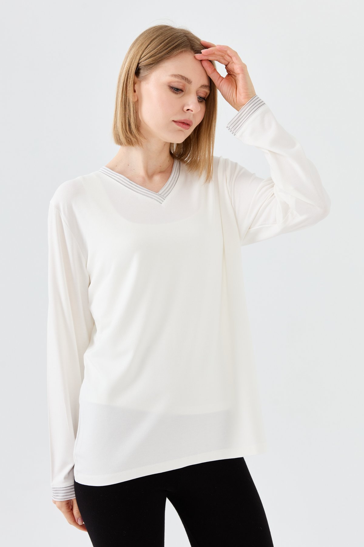 23767Kadın V Yaka Zincir Bantlı Penye Bluz Kemik