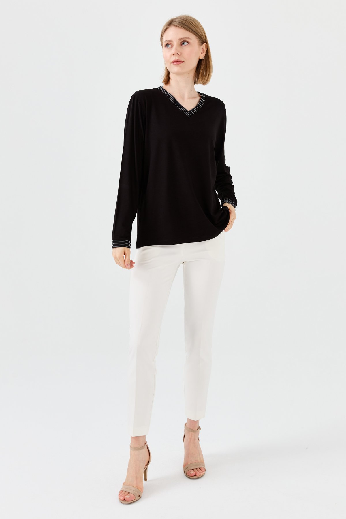 23767Kadın V Yaka Zincir Bantlı Penye Bluz Siyah