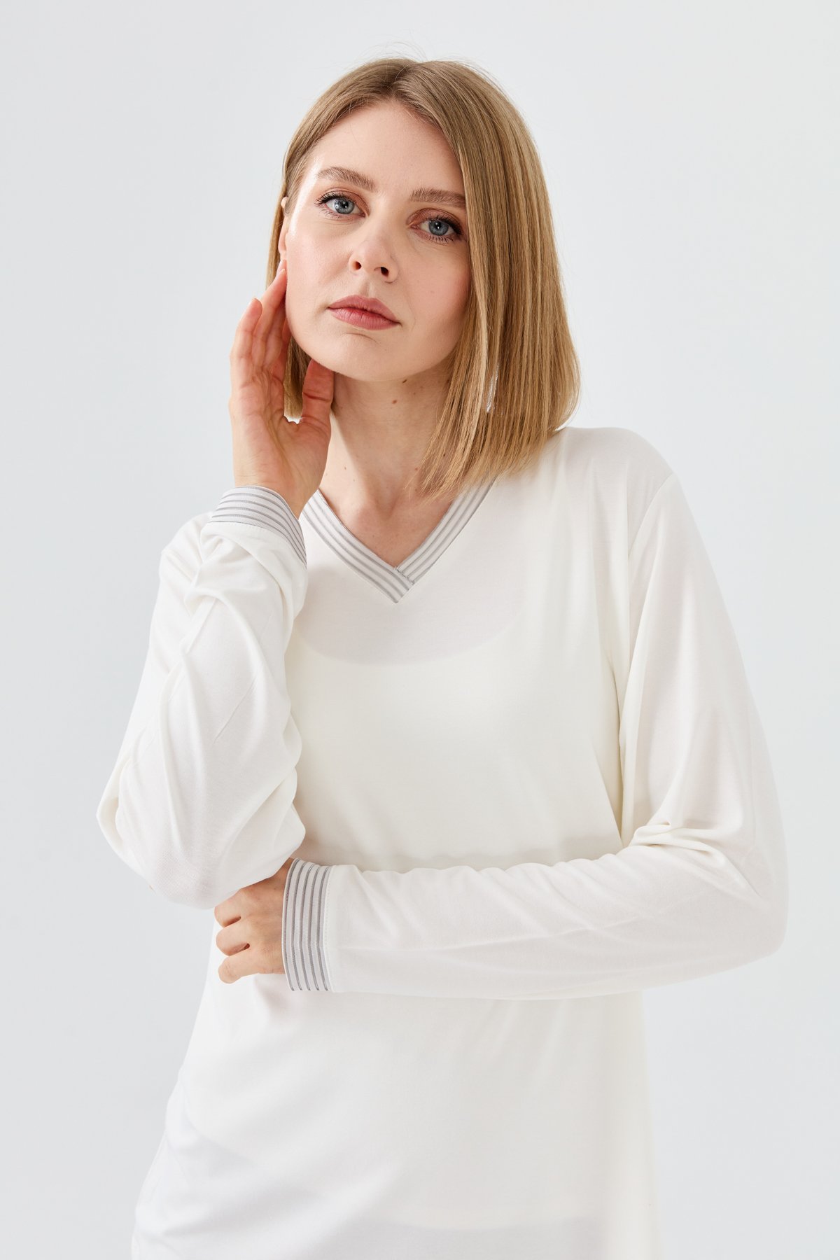 23767Kadın V Yaka Zincir Bantlı Penye Bluz Kemik