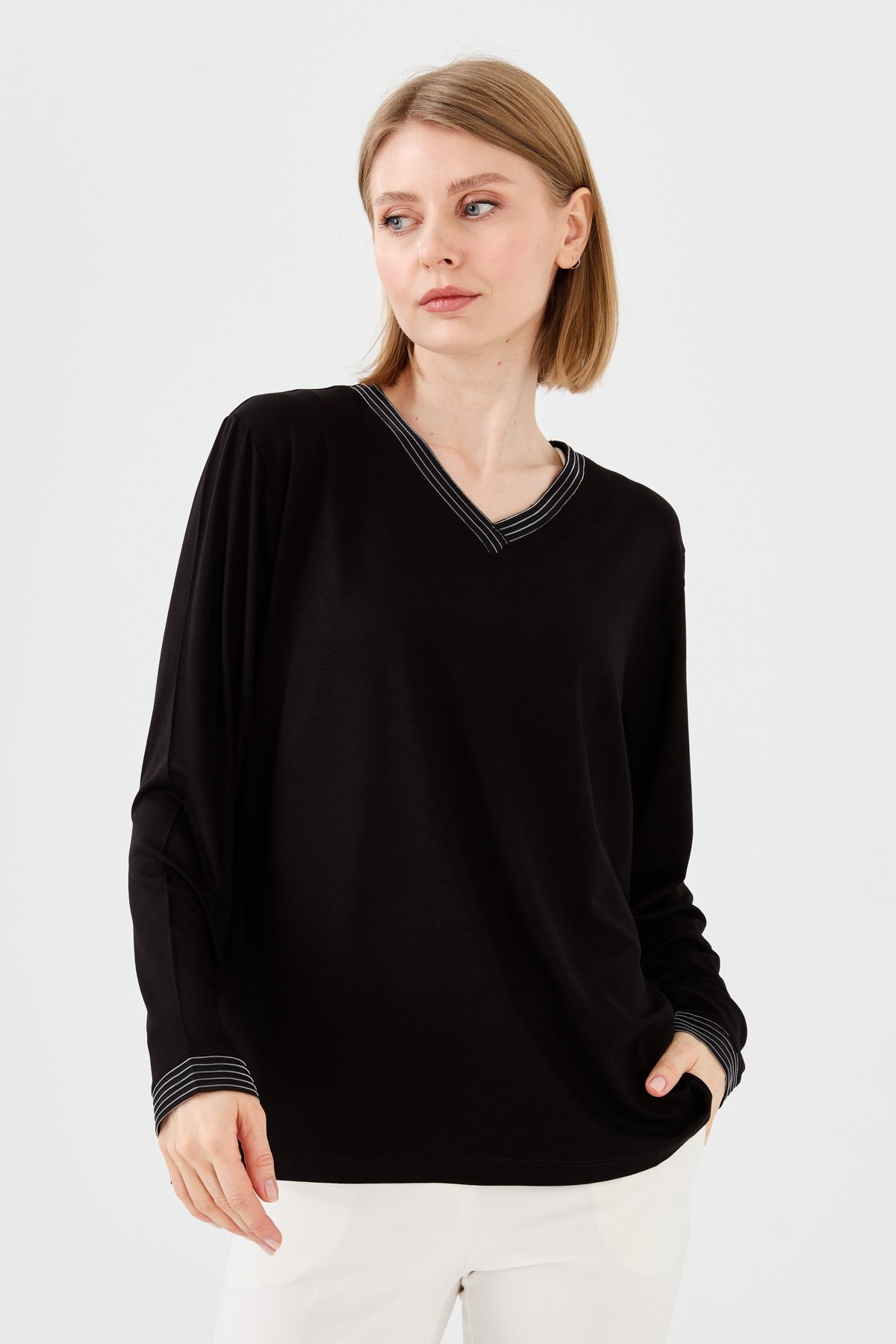 23767Kadın V Yaka Zincir Bantlı Penye Bluz Siyah