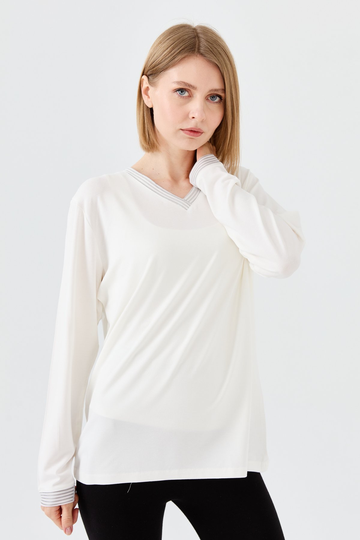 23767Kadın V Yaka Zincir Bantlı Penye Bluz Kemik