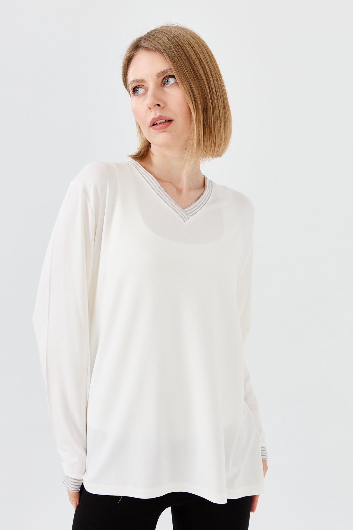 23767Kadın V Yaka Zincir Bantlı Penye Bluz Kemik