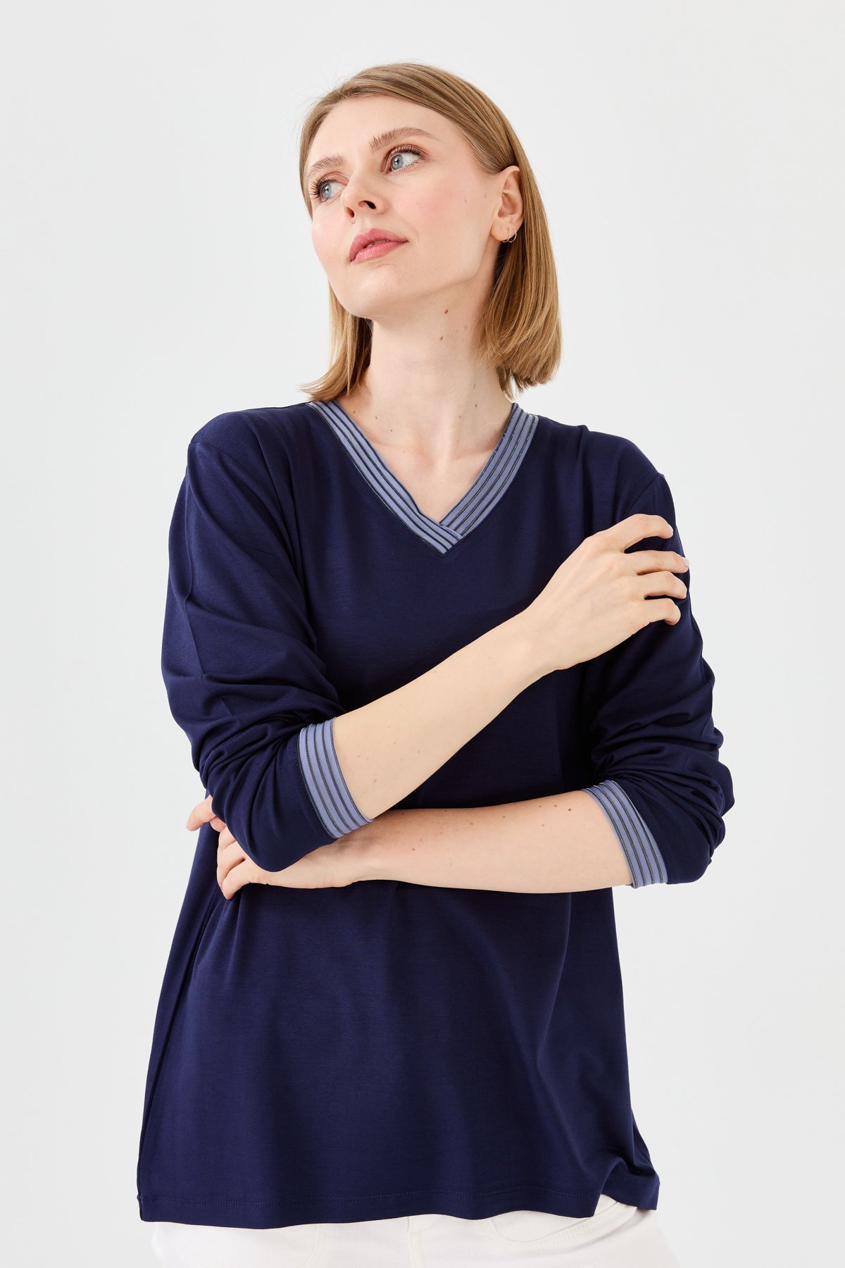 23767Kadın V Yaka Zincir Bantlı Penye Bluz Lacivert