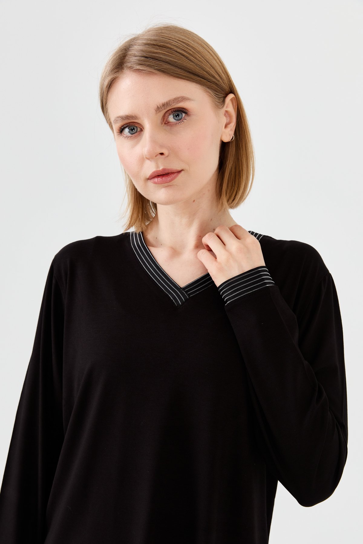 23767Kadın V Yaka Zincir Bantlı Penye Bluz Siyah