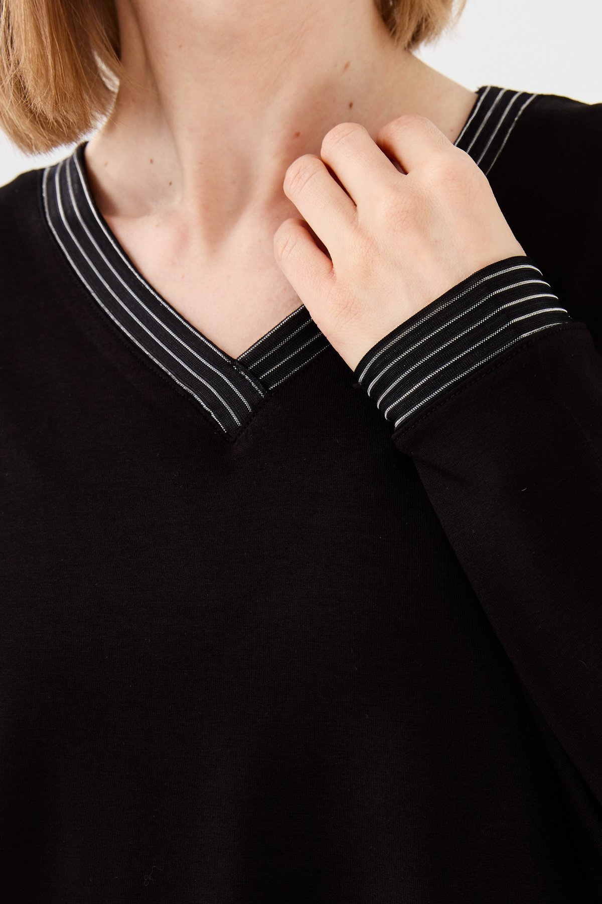 23767Kadın V Yaka Zincir Bantlı Penye Bluz Siyah