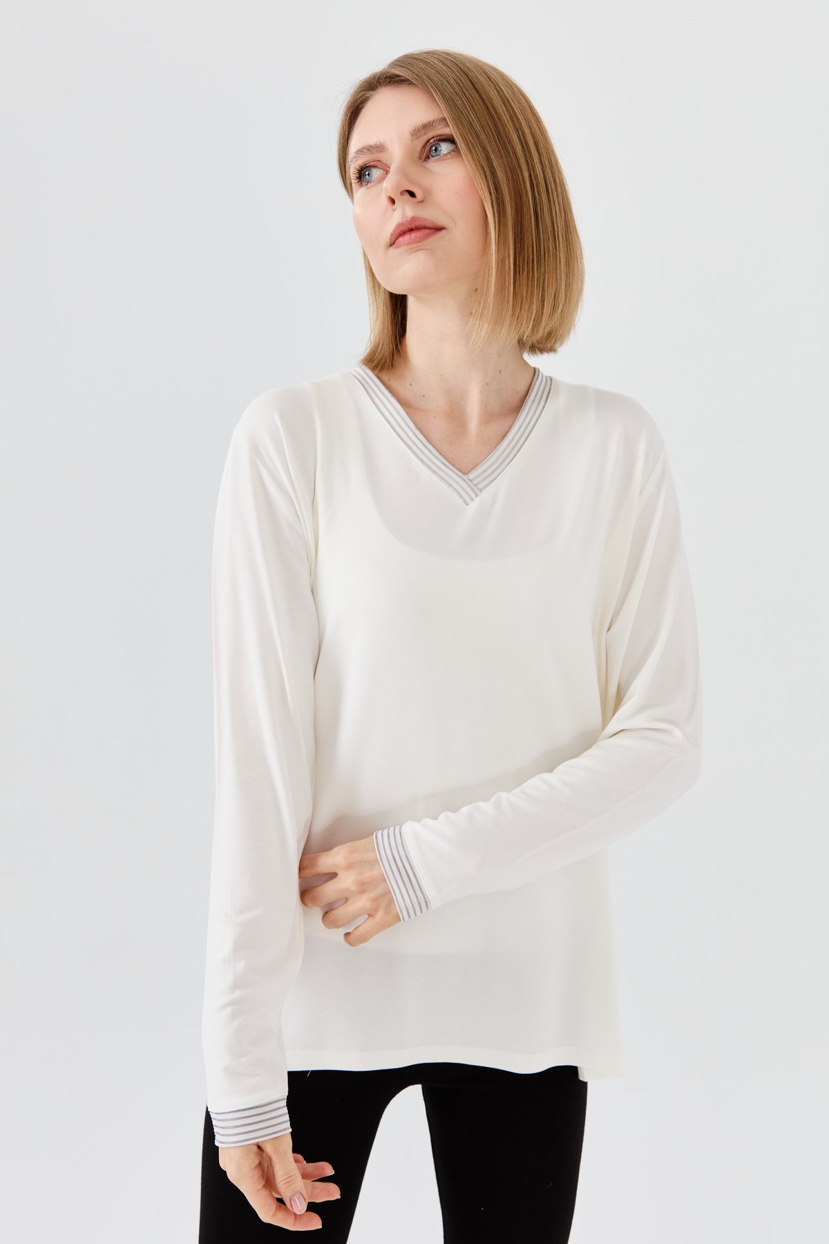 23767Kadın V Yaka Zincir Bantlı Penye Bluz Kemik