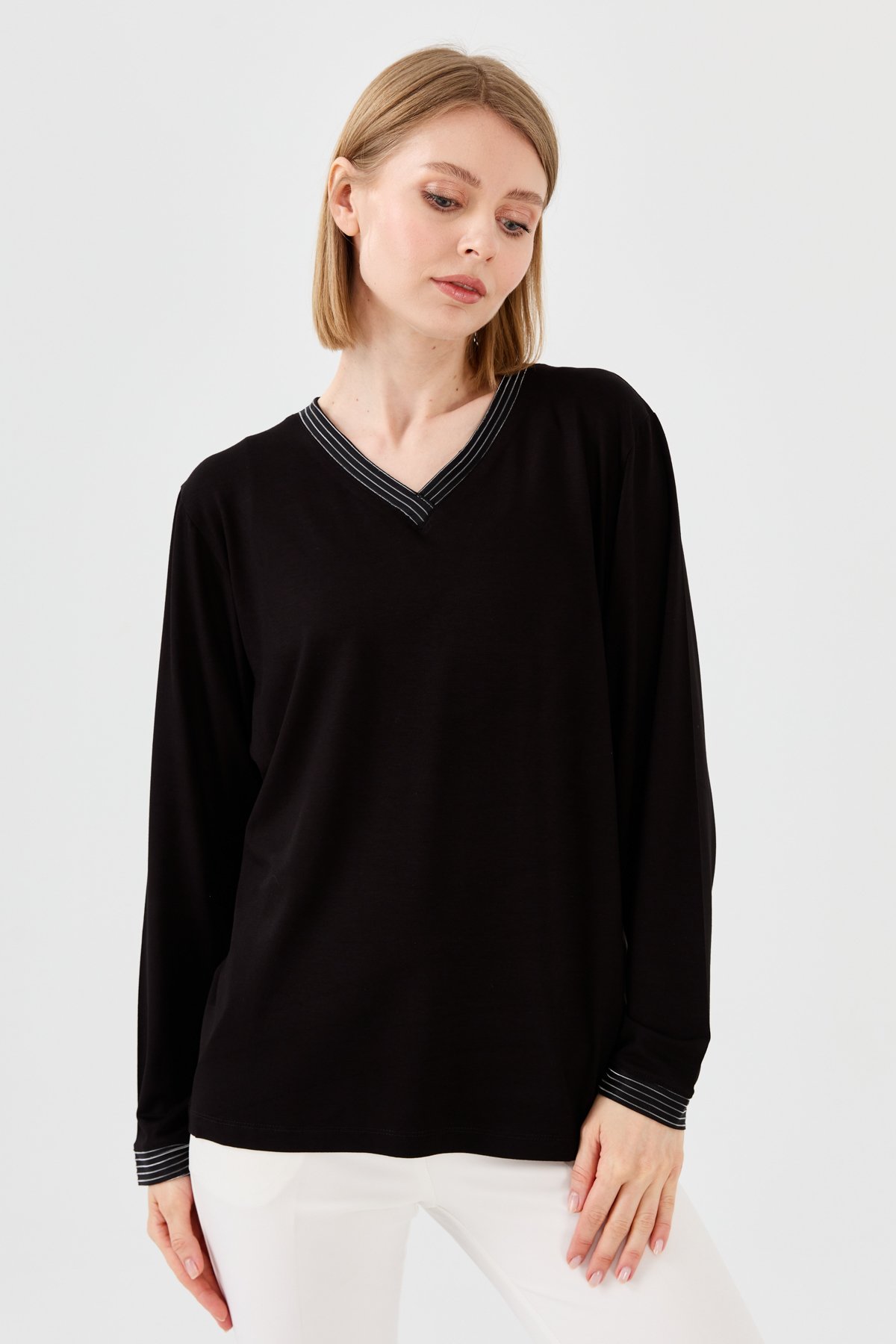 23767Kadın V Yaka Zincir Bantlı Penye Bluz Siyah