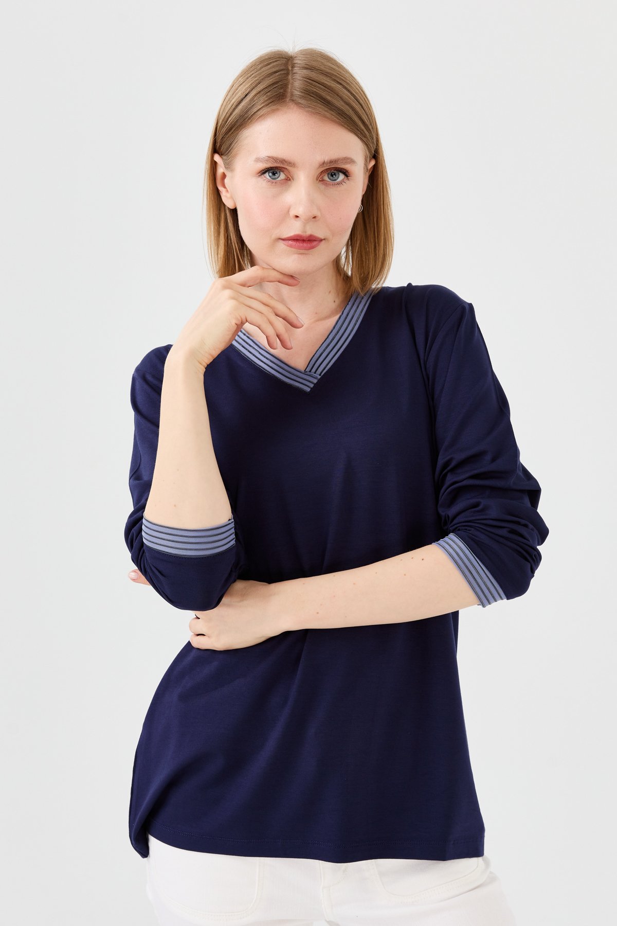 23767Kadın V Yaka Zincir Bantlı Penye Bluz Lacivert