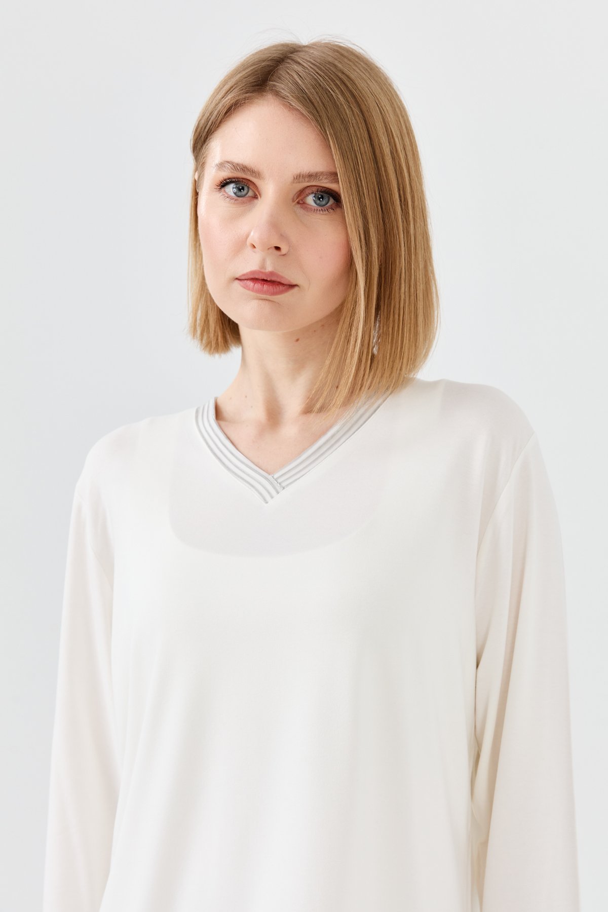 23767Kadın V Yaka Zincir Bantlı Penye Bluz Kemik