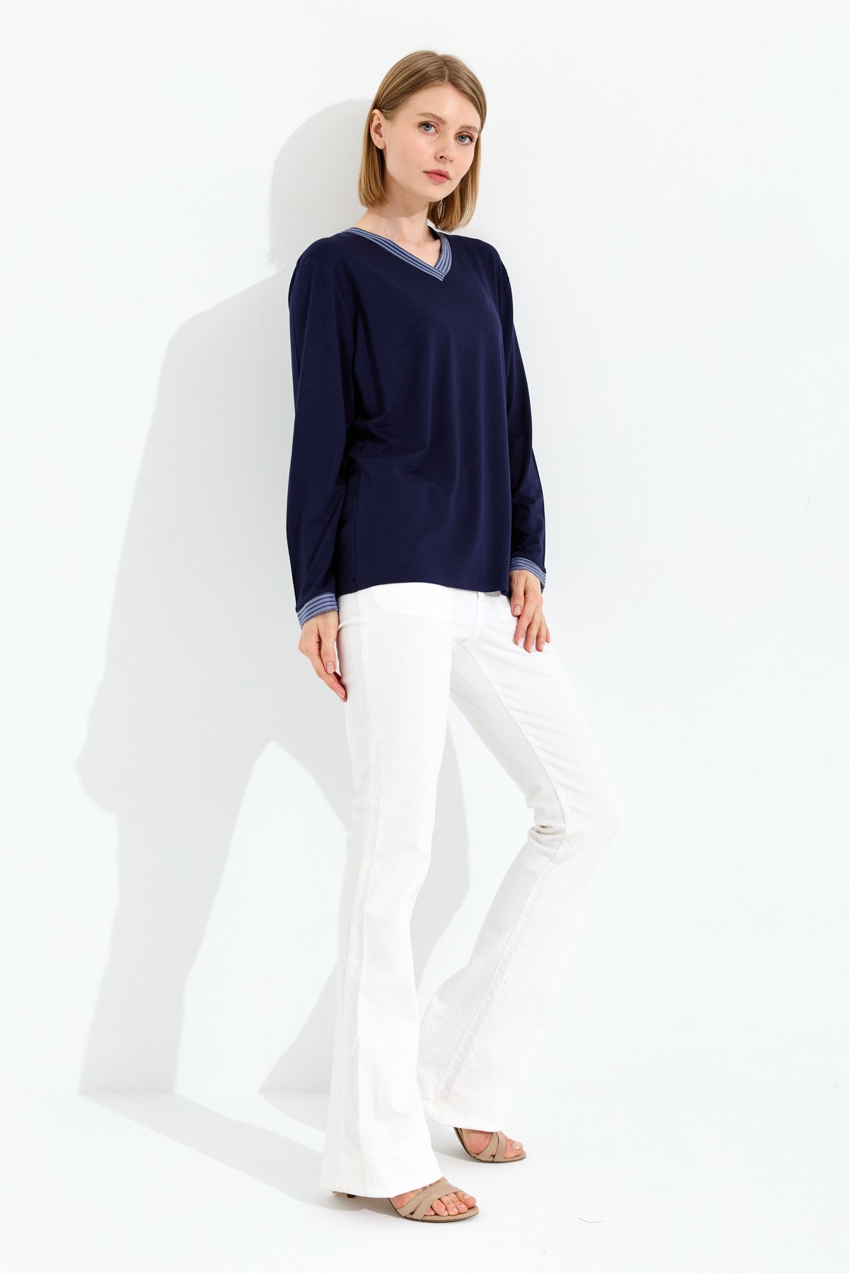 23767Kadın V Yaka Zincir Bantlı Penye Bluz Lacivert