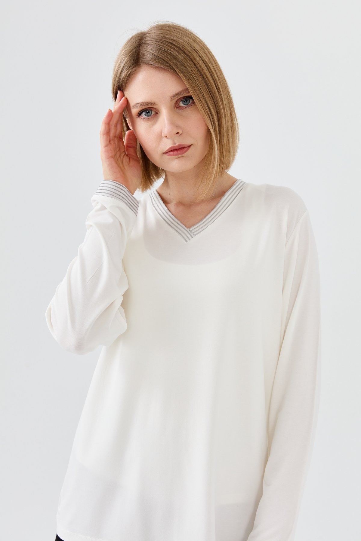 23767Kadın V Yaka Zincir Bantlı Penye Bluz Kemik