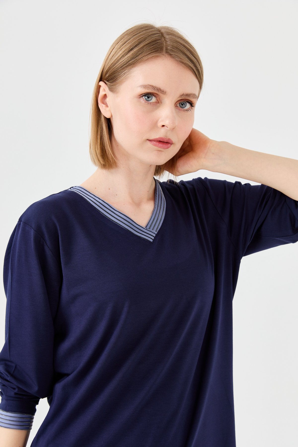 23767Kadın V Yaka Zincir Bantlı Penye Bluz Lacivert