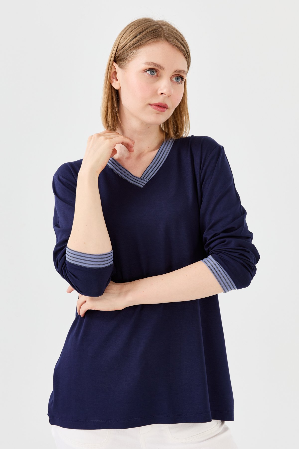 23767Kadın V Yaka Zincir Bantlı Penye Bluz Lacivert