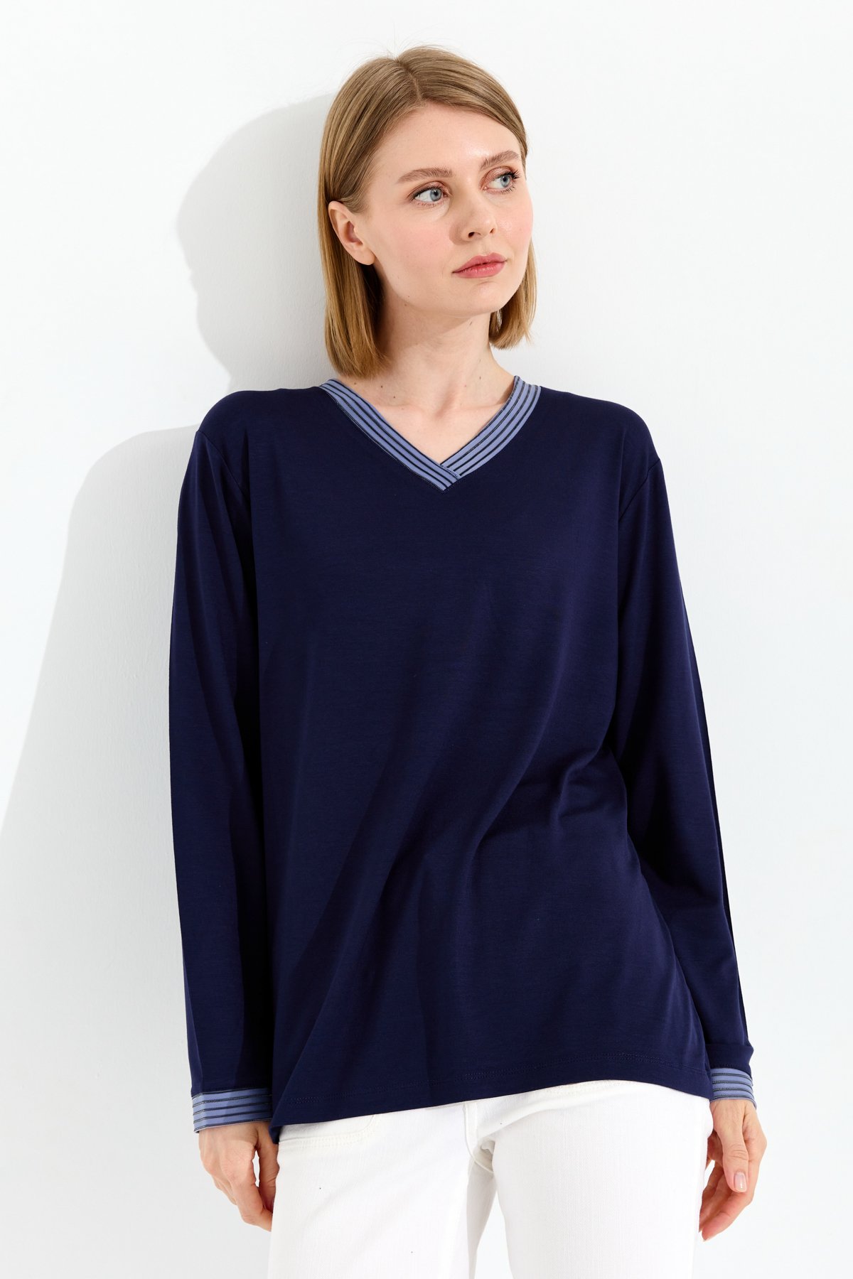 23767Kadın V Yaka Zincir Bantlı Penye Bluz Lacivert