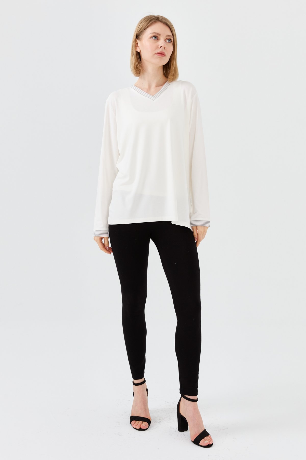 23767Kadın V Yaka Zincir Bantlı Penye Bluz Kemik