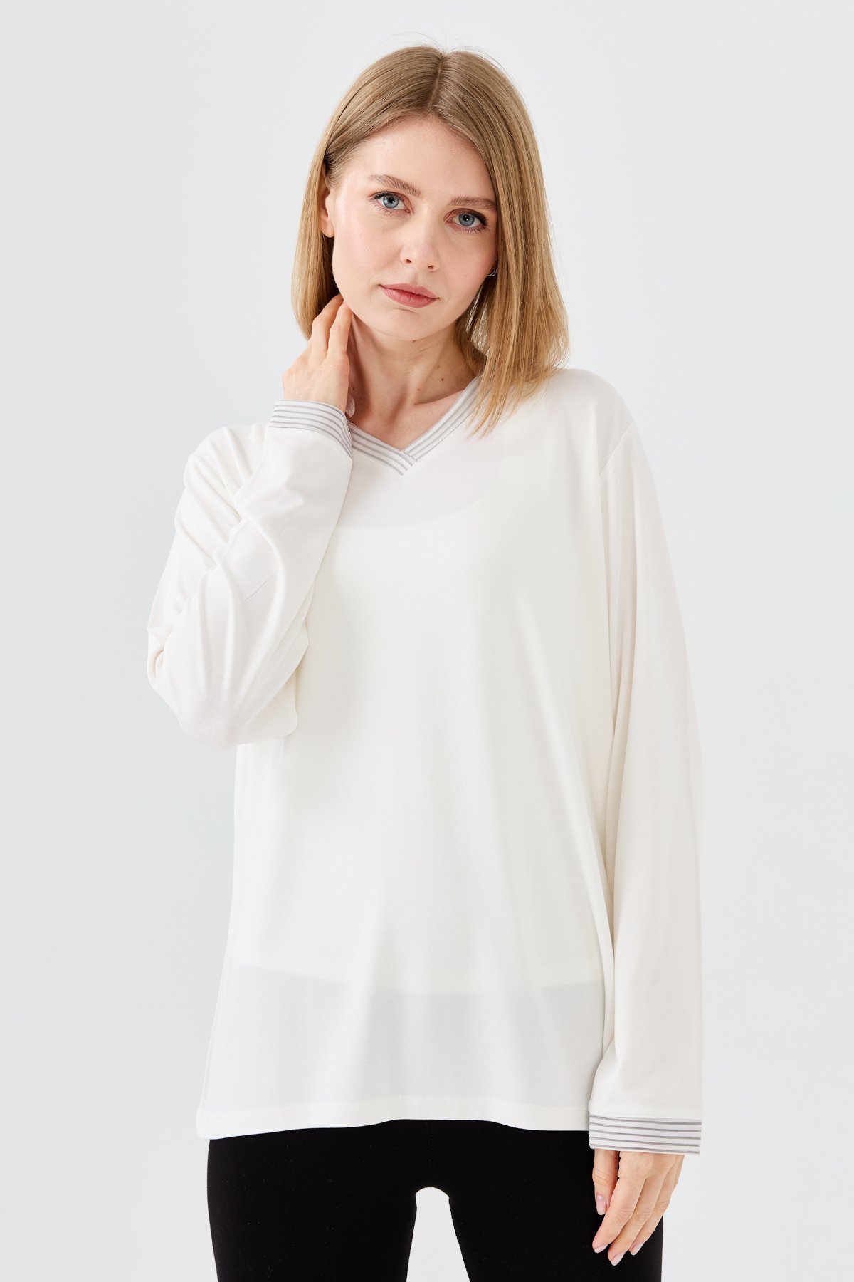 23767Kadın V Yaka Zincir Bantlı Penye Bluz Kemik