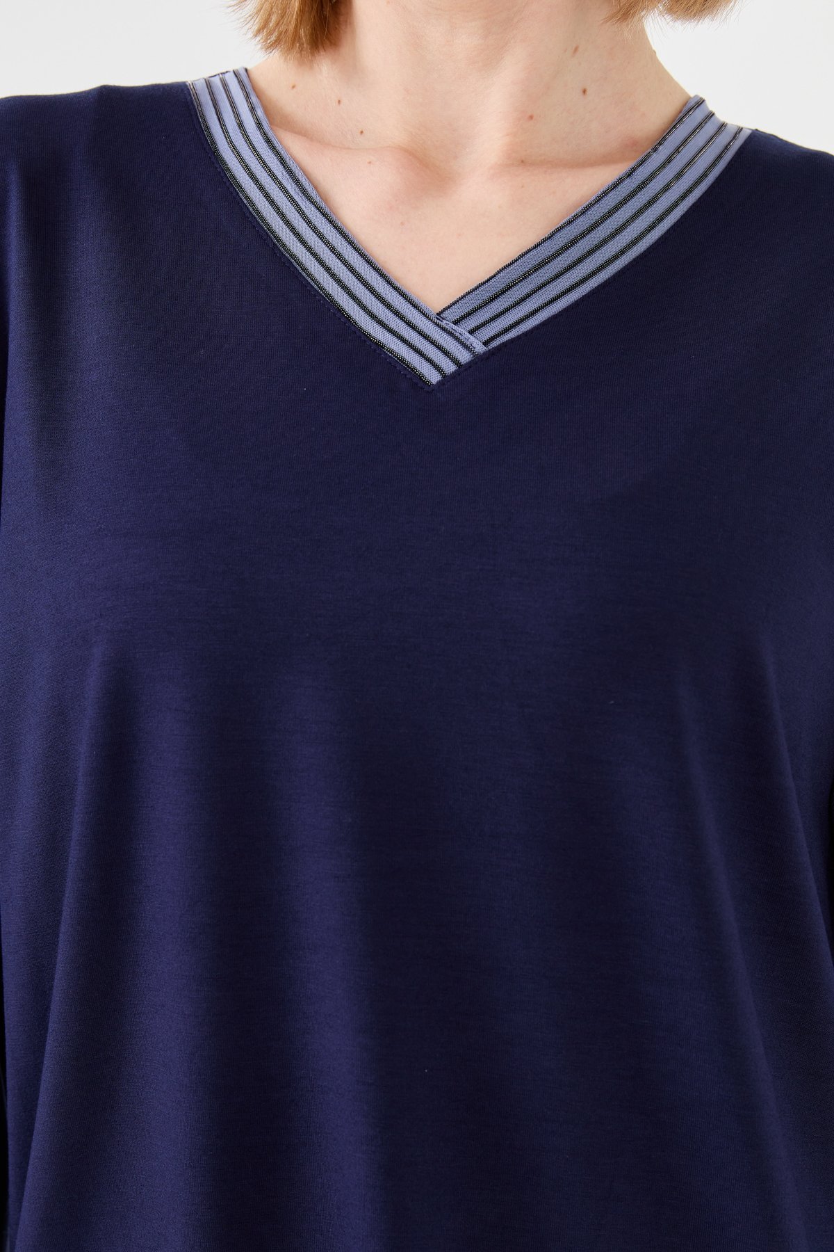 23767Kadın V Yaka Zincir Bantlı Penye Bluz Lacivert