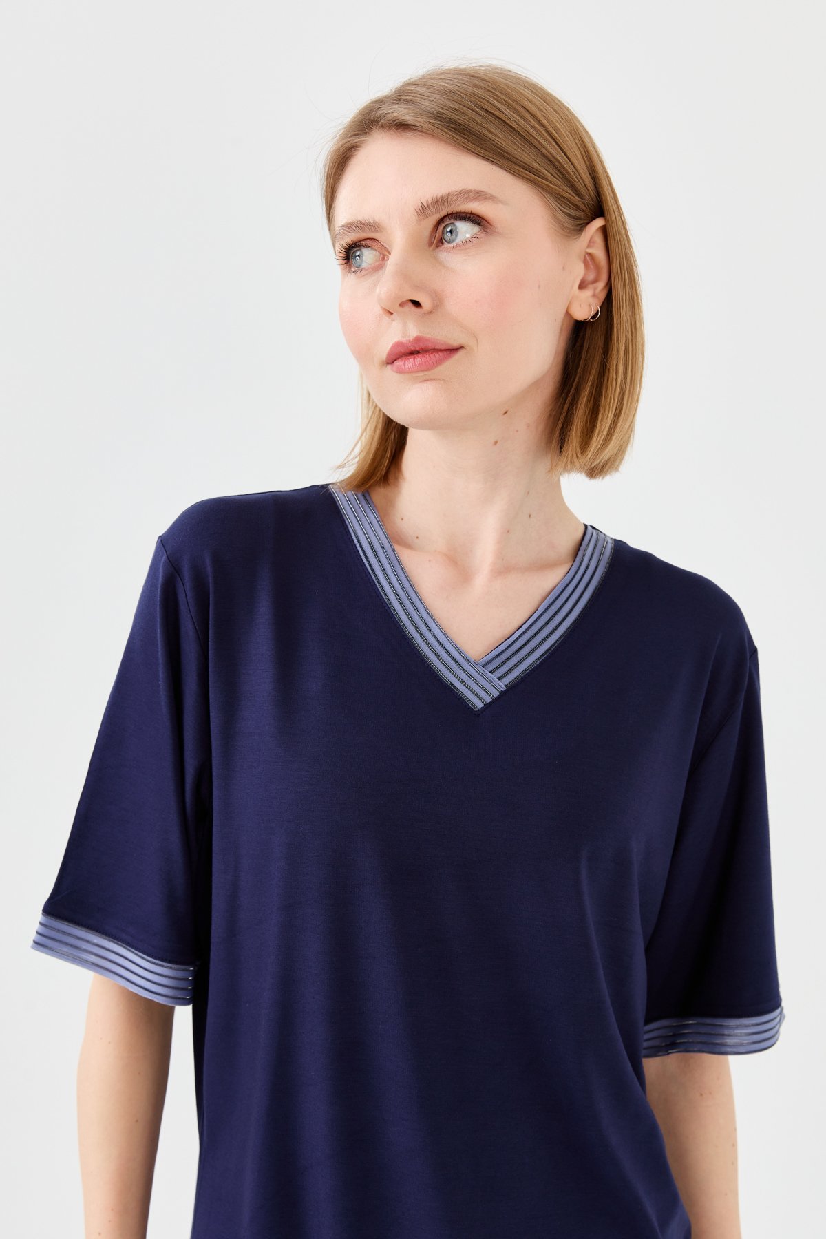 23766Kadın V Yaka Zincir Bantlı Penye T-shirt Lacivert